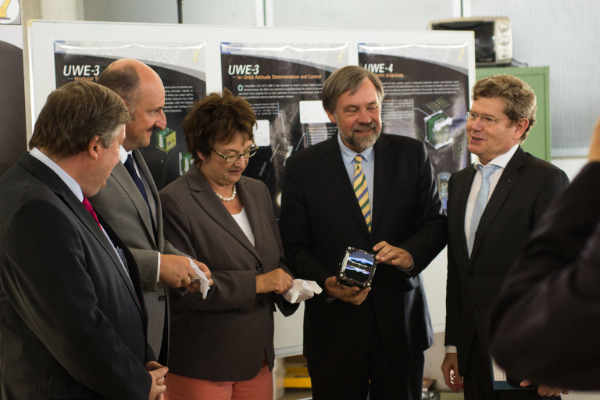 _Staatssekretärin Brigitte Zypries, MdB Bernd Rützel, MdL Volkmar Halbleib und MdL Georg Rosenthal besuchten die Robotikhalle._