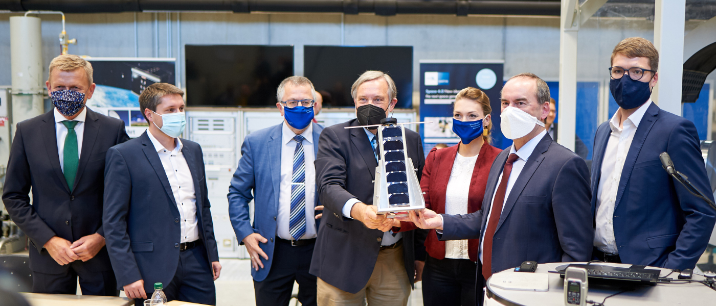 Group photo on the occasion of the Netsat launch