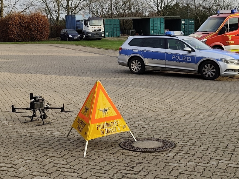 Drone demonstrator in Buchholz i. d. N. in front of a police vehicle