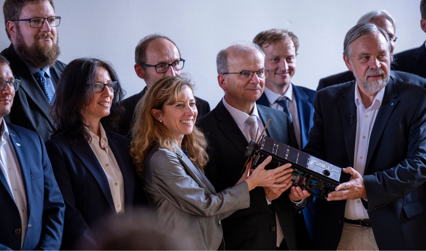 Nach Eintreffen der Zufallszahlen aus dem All freut sich das QUBE-Konsortium mit dem Auftraggeber, dem Bundesministerium für Forschung, Technologie und Raumfahrt (BMFTR): (vlnr) LMU-Vizepräsidentin Prof. Dr. Francesca Biagini, Quantenforscher Prof. Dr. Harald Weinfurter (LMU), BMFTR-Staatssekretär Dr. Rolf-Dieter Jungk, Satellitenexperte Prof. Dr. Klaus Schilling (Zentrum für Telematik) Foto: LMU München