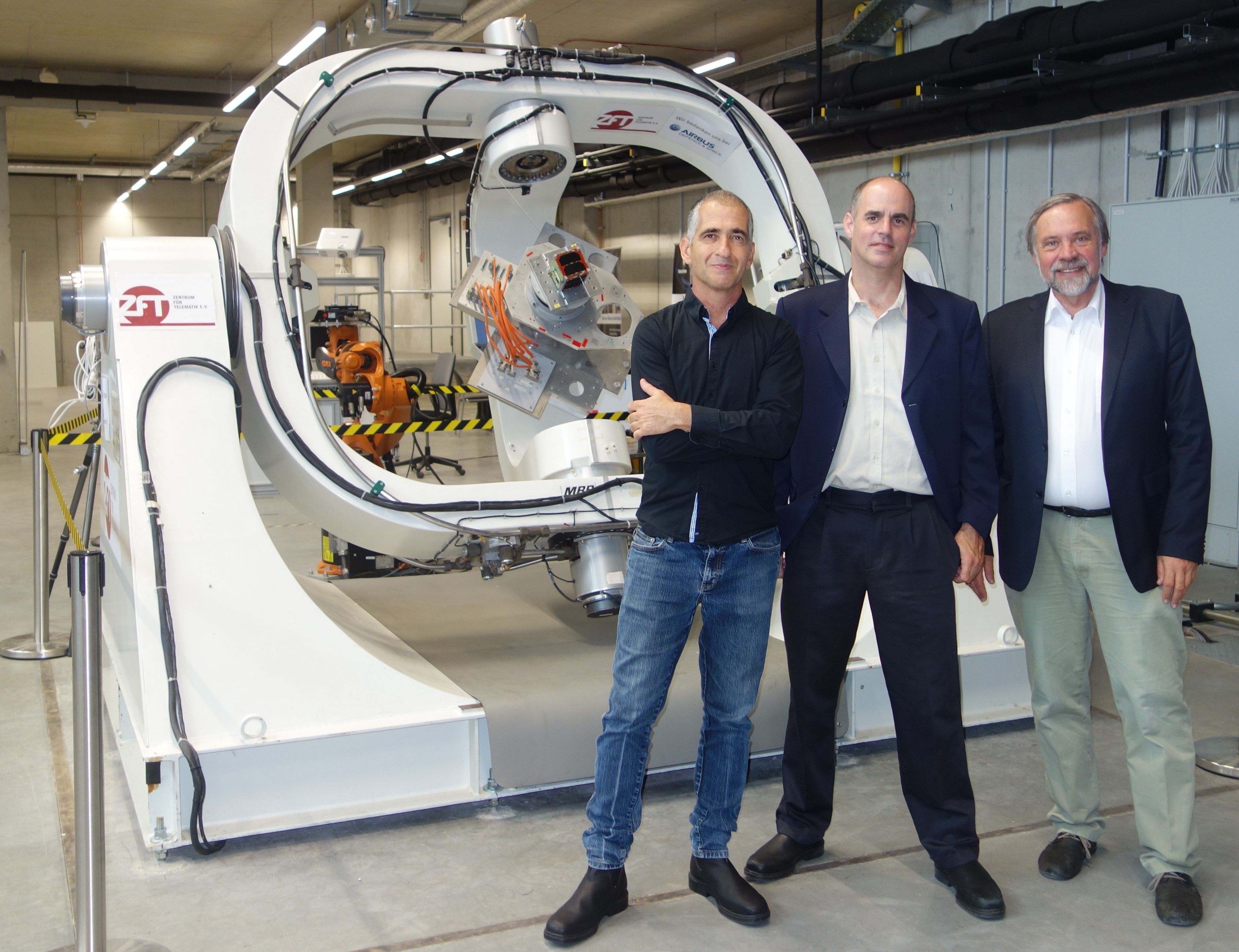 Die Preisträger Ilan Koren, Yoaf Schechner und Klaus Schilling im Multi-Satellitentestlabor des Zentrums für Telematik.