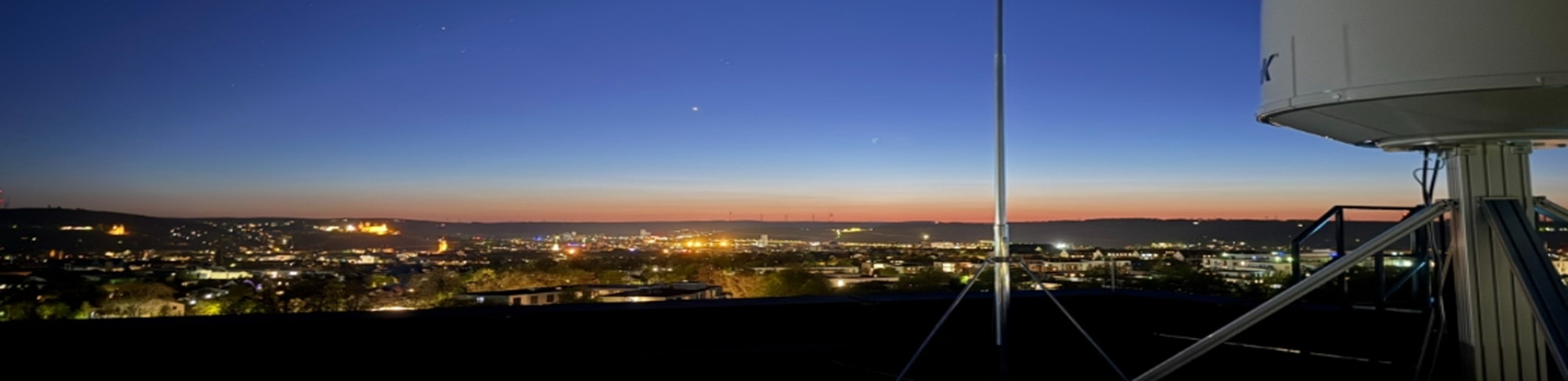 Ka Band Antenne mit Blick auf Würzburg bei Nacht